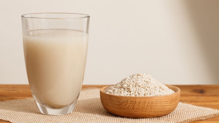 Cách làm da trắng hồng cực nhanh với cơm nóng và sữa tại nhà đơn giản Cách làm da trắng hồng cực nhanh với cơm nóng và sữa tại nhà đơn giản