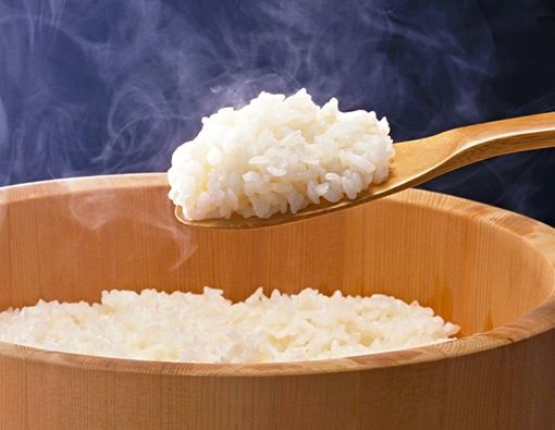 Cơm nóng và mật ong làm thành hỗn hợp trắng da cực nhanh, hiệu quả Cơm nóng và mật ong làm thành hỗn hợp trắng da cực nhanh, hiệu quả