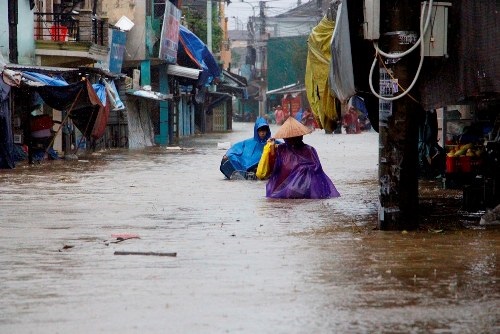 Clip: Đám tang vội vàng trong mưa lũ khiến nhiều người xót xa - Ảnh 4