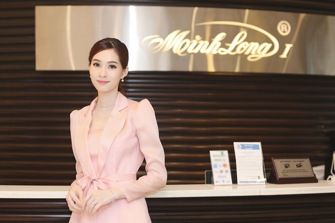 Chỉ đi mua đồ gia dụng chuẩn bị tổ ấm mới, 'Thần tiên tỷ tỷ' Đặng Thu Thảo vẫn đẹp xao xuyến thu hút mọi ánh nhìn - Ảnh 8 Chỉ đi mua đồ gia dụng chuẩn bị tổ ấm mới, 'Thần tiên tỷ tỷ' Đặng Thu Thảo vẫn đẹp xao xuyến thu hút mọi ánh nhìn - Ảnh 8