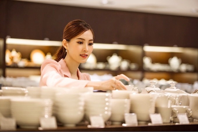 Chỉ đi mua đồ gia dụng chuẩn bị tổ ấm mới, 'Thần tiên tỷ tỷ' Đặng Thu Thảo vẫn đẹp xao xuyến thu hút mọi ánh nhìn - Ảnh 4 Chỉ đi mua đồ gia dụng chuẩn bị tổ ấm mới, 'Thần tiên tỷ tỷ' Đặng Thu Thảo vẫn đẹp xao xuyến thu hút mọi ánh nhìn - Ảnh 4