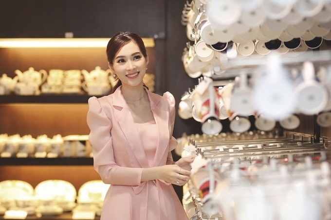 Chỉ đi mua đồ gia dụng chuẩn bị tổ ấm mới, 'Thần tiên tỷ tỷ' Đặng Thu Thảo vẫn đẹp xao xuyến thu hút mọi ánh nhìn - Ảnh 7 Chỉ đi mua đồ gia dụng chuẩn bị tổ ấm mới, 'Thần tiên tỷ tỷ' Đặng Thu Thảo vẫn đẹp xao xuyến thu hút mọi ánh nhìn - Ảnh 7