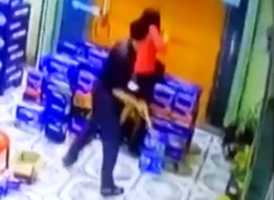 1001 kiểu cuồng ghen: Phẫn nộ với gã chồng 'hung thần' cắt đứt gân tay chân, chọc thủng mắt vợ - Ảnh 1 1001 kiểu cuồng ghen: Phẫn nộ với gã chồng 'hung thần' cắt đứt gân tay chân, chọc thủng mắt vợ - Ảnh 1