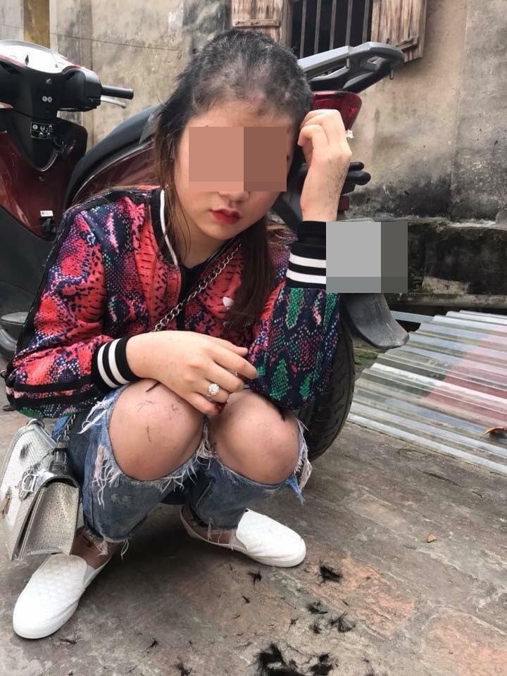 Đánh ghen kinh hoàng ở Hà Nội: Bồ nhí bị cạo trụi nửa đầu, ôm mặt khóc tức tưởi trước đống tóc nham nhở - Ảnh 1 Đánh ghen kinh hoàng ở Hà Nội: Bồ nhí bị cạo trụi nửa đầu, ôm mặt khóc tức tưởi trước đống tóc nham nhở - Ảnh 1