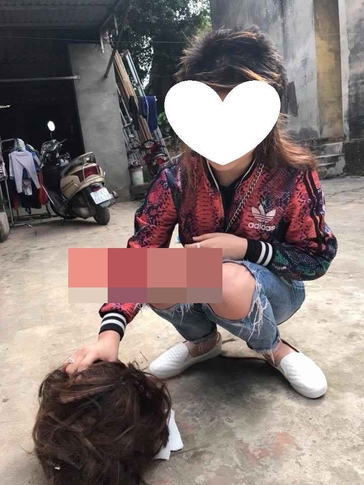 Đánh ghen kinh hoàng ở Hà Nội: Bồ nhí bị cạo trụi nửa đầu, ôm mặt khóc tức tưởi trước đống tóc nham nhở - Ảnh 4 Đánh ghen kinh hoàng ở Hà Nội: Bồ nhí bị cạo trụi nửa đầu, ôm mặt khóc tức tưởi trước đống tóc nham nhở - Ảnh 4