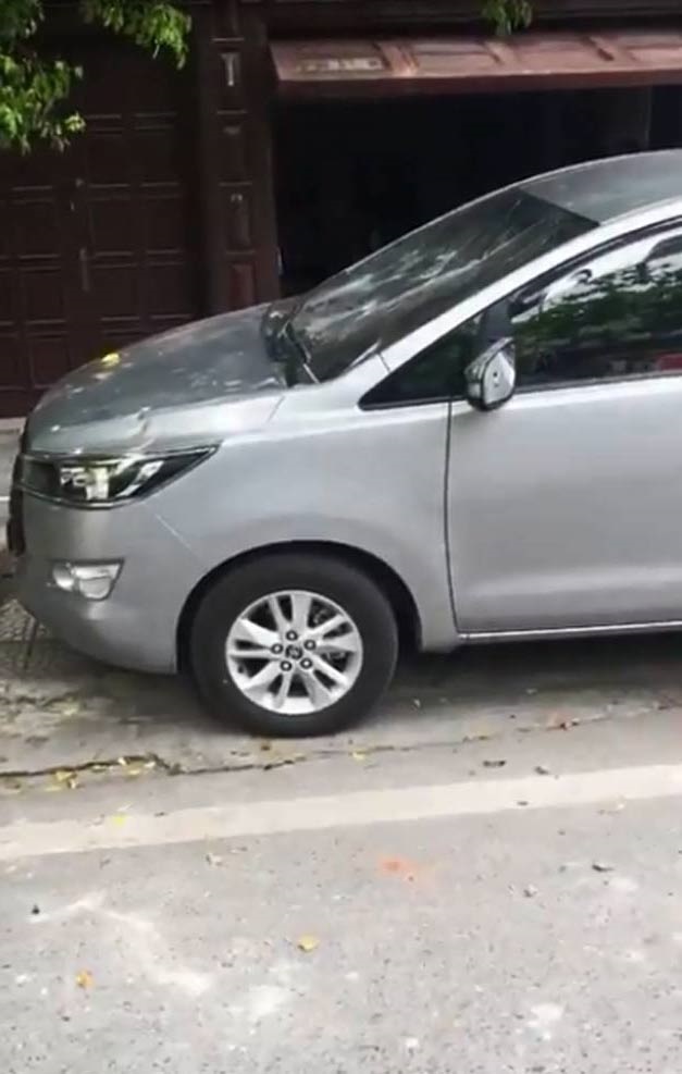 Người đập vỡ kính ô tô vì chắn ngang cửa vào nhà là bác sĩ và chồng của biên tập viên VTV nổi tiếng - Ảnh 1 Người đập vỡ kính ô tô vì chắn ngang cửa vào nhà là bác sĩ và chồng của biên tập viên VTV nổi tiếng - Ảnh 1