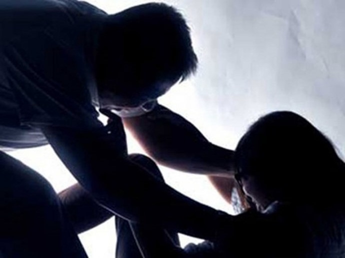 Phẫn nộ: Bị cha ruột liên tục cưỡng bức, bé gái 14 tuổi cắt cổ tay tự tử - Ảnh 1 Phẫn nộ: Bị cha ruột liên tục cưỡng bức, bé gái 14 tuổi cắt cổ tay tự tử - Ảnh 1