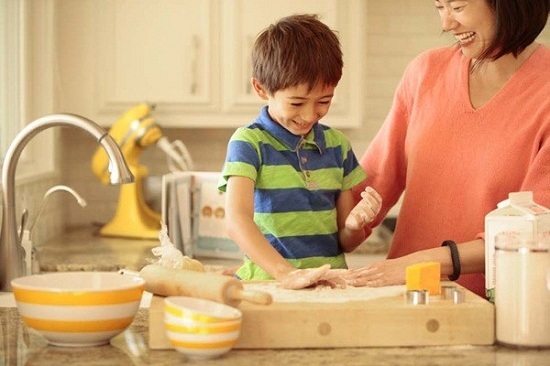 Sai lầm của mẹ Việt khi dạy con về tiền