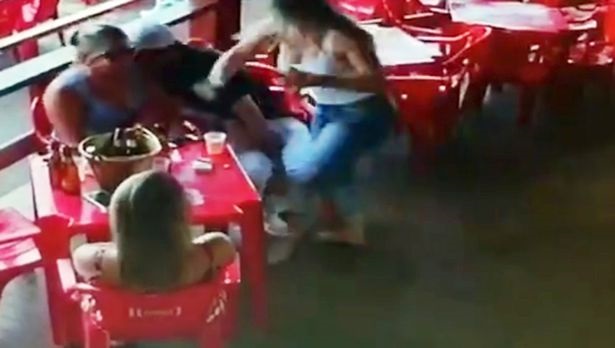 Clip: Người phụ nữ ‘tung cước’ đánh ‘bồ nhí’ và bạn trai như phim trong quán cà phê - Ảnh 1 Clip: Người phụ nữ ‘tung cước’ đánh ‘bồ nhí’ và bạn trai như phim trong quán cà phê - Ảnh 1