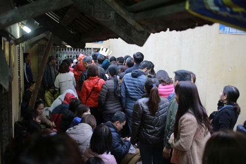 Nghìn người ngồi kín đường dự lễ cầu an tại chùa Phúc Khánh - Ảnh 1