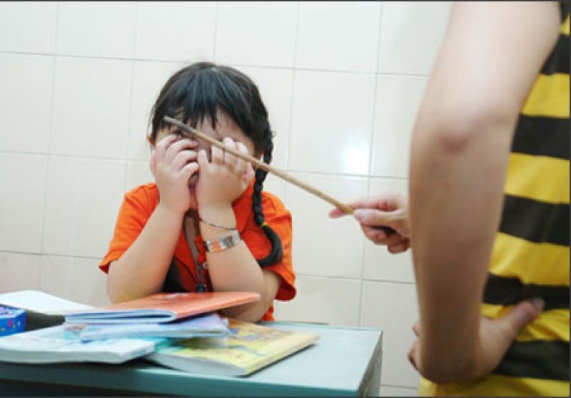 Đi làm về chồng kêu con gái ra mắng như mọi khi, vợ đau đớn gào khóc 'nó chết rồi’ - Ảnh 1 Đi làm về chồng kêu con gái ra mắng như mọi khi, vợ đau đớn gào khóc 'nó chết rồi’ - Ảnh 1