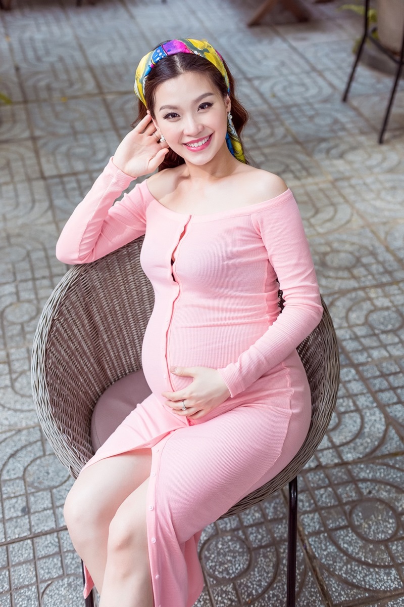 Những sao Việt vẫn xinh đẹp rạng ngời khi đang mang thai - Ảnh 17