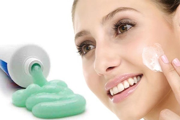 Diệt sạch mụn đầu đen trong 5 phút với kem đánh răng - Ảnh 1 Trị mụn đầu đen trong 5 phút với kem đánh răng