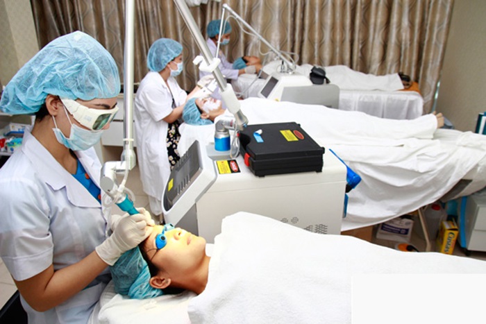 Điều trị sẹo rỗ mụn thâm lỗ chân lông to bằng cách nào là tốt nhất? - Ảnh 2 Dùng phương pháp Laser CO2 Fractional mang lại hiệu quả điều trị cao cho bạn.