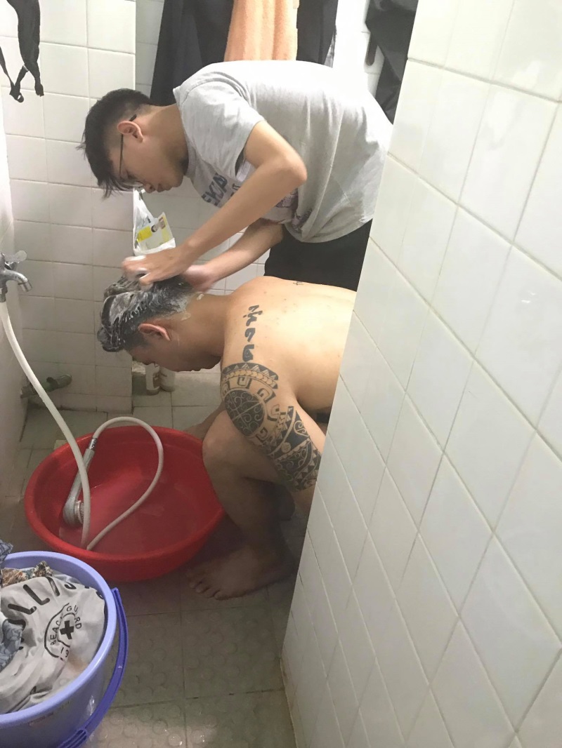 Bức tâm thư của ca sĩ Đông Hùng gửi em trai sau khi bị giang hồ chém Bức tâm thư của ca sĩ Đông Hùng gửi em trai sau khi bị giang hồ chém