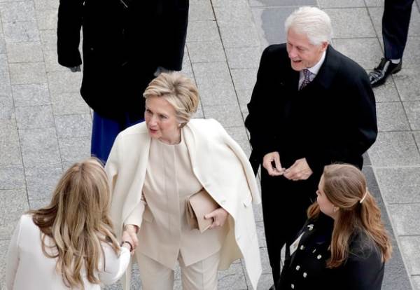 Ý nghĩa đặc biệt phía sau việc 2 cô con gái của tân Tổng thống Donald Trump cùng mặc trang phục màu trắng - Ảnh 4
