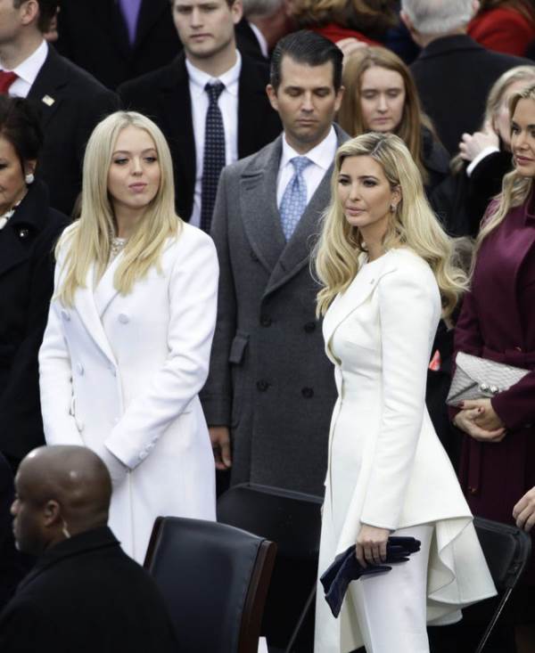 Ý nghĩa đặc biệt phía sau việc 2 cô con gái của tân Tổng thống Donald Trump cùng mặc trang phục màu trắng - Ảnh 1