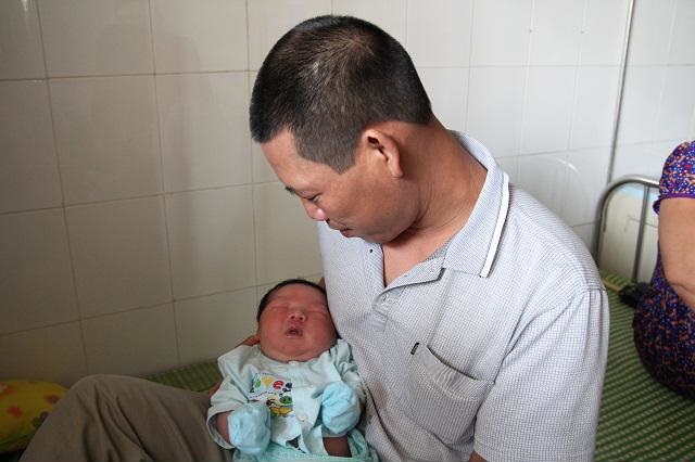 Bé trai sơ sinh 7,1 kg nặng nhất Việt Nam và những câu chuyện đằng sau hiếm người biết - Ảnh 3