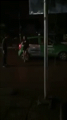 Clip: Bị chàng trai nắm tóc đánh tới tấp, đập đầu vào taxi, cô gái vẫn quỳ gối van xin 'anh đừng đi' - Ảnh 1 Clip: Bị chàng trai nắm tóc đánh tới tấp, đập đầu vào taxi, cô gái vẫn quỳ gối van xin 'anh đừng đi' - Ảnh 1