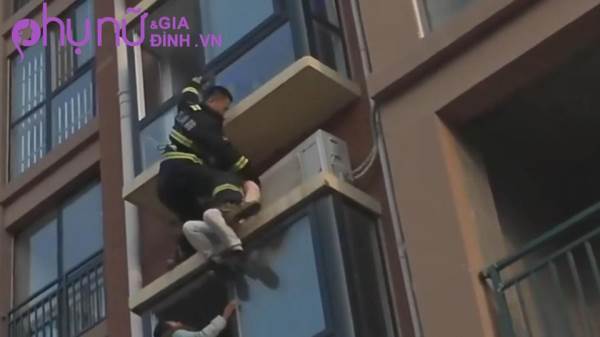 Đoạn clip giải cứu cô gái trẻ trên tầng 3 của tòa nhà chung cư khiến ai xem cũng phải sợ 'thót tim' - Ảnh 4