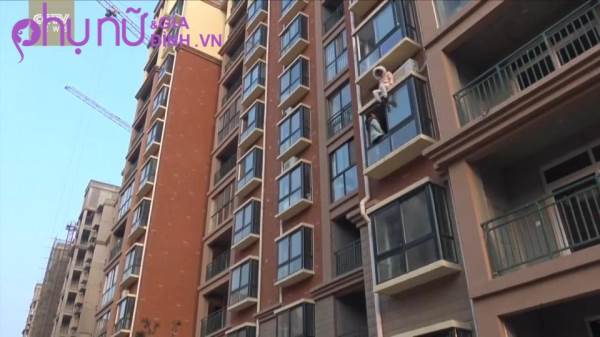 Đoạn clip giải cứu cô gái trẻ trên tầng 3 của tòa nhà chung cư khiến ai xem cũng phải sợ 'thót tim' - Ảnh 1