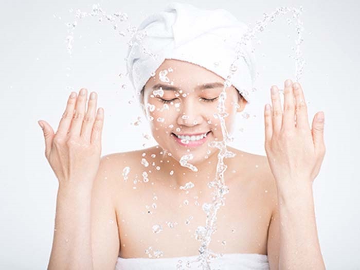 Rửa mặt thật sạch trước khi thoa gel nha đam lên mặt để các dưỡng chất thẩm thấu sâu vào da.