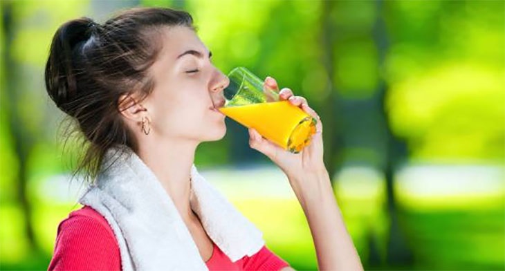 Uống nước hoa quả vào ngày thứ 7 để bổ sung vitamin cho cơ thể.