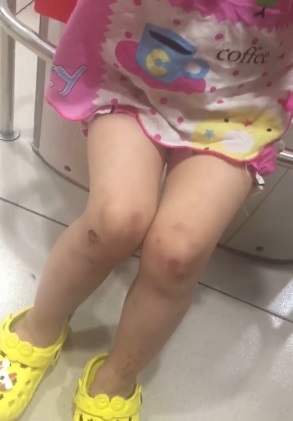 Hà Nội: Người mẹ đánh và bỏ lại con ở siêu thị chỉ vì gói kẹo - Ảnh 2