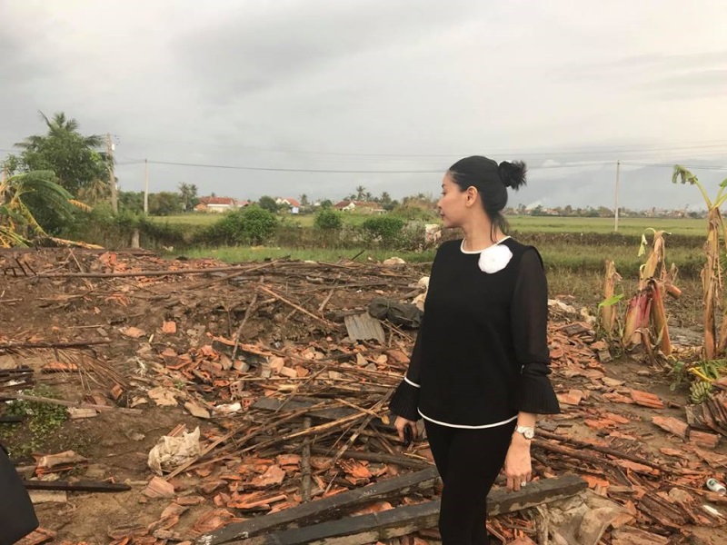 Hà Kiều Anh thẫn thờ trước những ngôi nhà đổ nát ở Khánh Hòa: 2 tuần sau bão nhưng cảnh tượng vẫn đầy ám ảnh - Ảnh 13