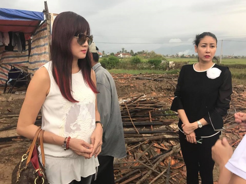 Hà Kiều Anh thẫn thờ trước những ngôi nhà đổ nát ở Khánh Hòa: 2 tuần sau bão nhưng cảnh tượng vẫn đầy ám ảnh - Ảnh 2