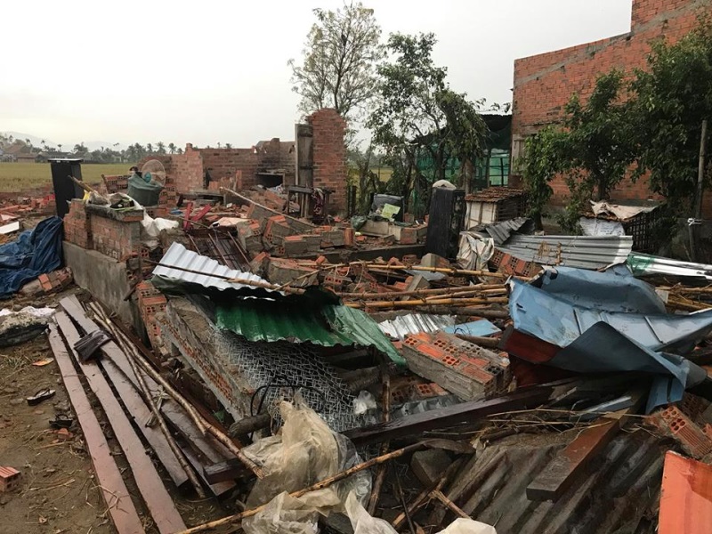 Hà Kiều Anh thẫn thờ trước những ngôi nhà đổ nát ở Khánh Hòa: 2 tuần sau bão nhưng cảnh tượng vẫn đầy ám ảnh - Ảnh 4