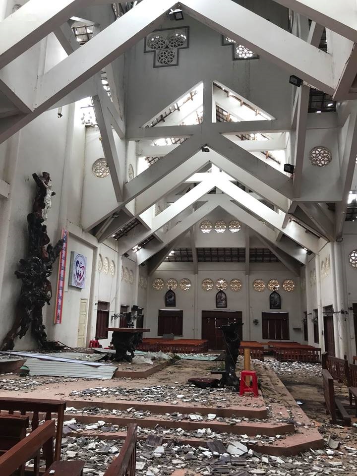 Hà Kiều Anh thẫn thờ trước những ngôi nhà đổ nát ở Khánh Hòa: 2 tuần sau bão nhưng cảnh tượng vẫn đầy ám ảnh - Ảnh 7