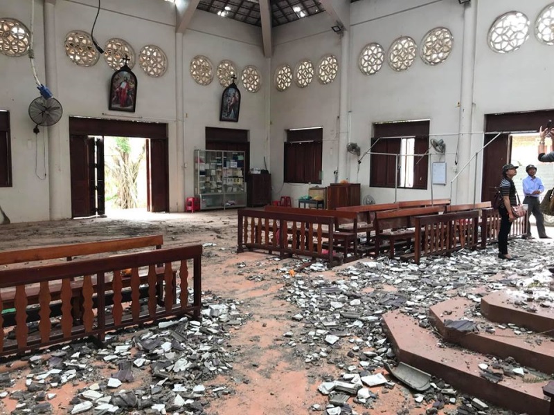 Hà Kiều Anh thẫn thờ trước những ngôi nhà đổ nát ở Khánh Hòa: 2 tuần sau bão nhưng cảnh tượng vẫn đầy ám ảnh - Ảnh 8
