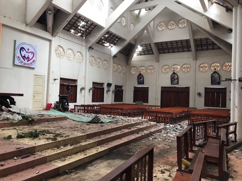 Hà Kiều Anh thẫn thờ trước những ngôi nhà đổ nát ở Khánh Hòa: 2 tuần sau bão nhưng cảnh tượng vẫn đầy ám ảnh - Ảnh 9