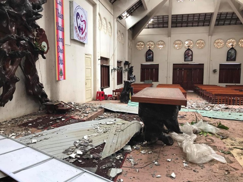 Hà Kiều Anh thẫn thờ trước những ngôi nhà đổ nát ở Khánh Hòa: 2 tuần sau bão nhưng cảnh tượng vẫn đầy ám ảnh - Ảnh 10