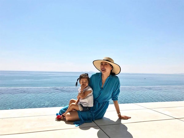 Ở tuổi U50, Hoa hậu 3 con Hà Kiều Anh rạng rỡ đi nghỉ dưỡng cùng con gái khiến chị em ghen tỵ  - Ảnh 1