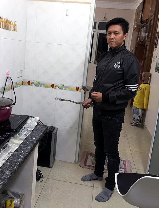 Rợn người trước lời khai của bố ruột bạo hành bé trai 10 tuổi gãy xương sườn, rạn sọ não: Dùng móc áo cuộn lại làm roi để đánh - Ảnh 3 Rợn người trước lời khai của bố ruột bạo hành bé trai 10 tuổi gãy xương sườn, rạn sọ não: Dùng móc áo cuộn lại làm roi để đánh - Ảnh 3