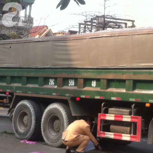 Hà Nội: Người phụ nữ gánh rau bán rong tử vong dưới bánh xe tải - Ảnh 3