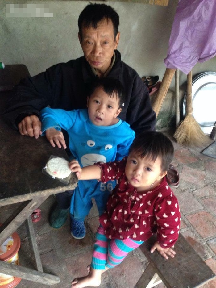 Rơi nước mắt trước cảnh 2 đứa trẻ bị bố mẹ bỏ rơi từ bé, hàng ngày đi nhặt phế liệu cùng bà ngoại kiếm sống - Ảnh 1 Rơi nước mắt trước cảnh 2 đứa trẻ bị bố mẹ bỏ rơi từ bé, hàng ngày đi nhặt phế liệu cùng bà ngoại kiếm sống - Ảnh 1