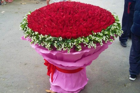 Chàng trai thuê xe chở bó hoa 1000 bông hồng tặng người yêu ngày Valentine - Ảnh 2