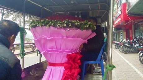 Chàng trai thuê xe chở bó hoa 1000 bông hồng tặng người yêu ngày Valentine - Ảnh 3