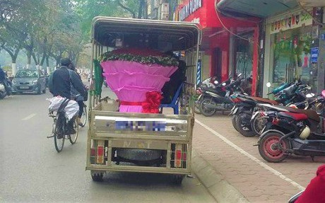 Chàng trai thuê xe chở bó hoa 1000 bông hồng tặng người yêu ngày Valentine - Ảnh 4