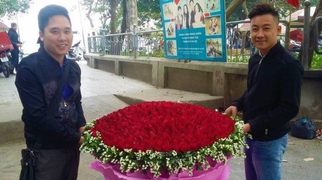 Chàng trai thuê xe chở bó hoa 1000 bông hồng tặng người yêu ngày Valentine - Ảnh 5
