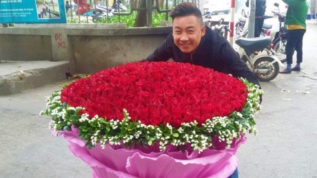 Chàng trai thuê xe chở bó hoa 1000 bông hồng tặng người yêu ngày Valentine - Ảnh 1