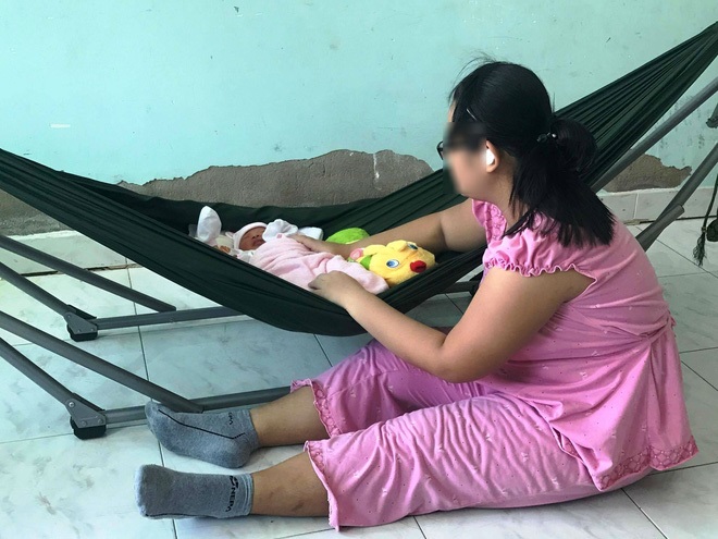 Nhói lòng cảnh 'bà mẹ nhí' chăm con gái mới sinh: Bị chính anh rể hiếp dâm rồi chối bỏ - Ảnh 1 Nhói lòng cảnh 'bà mẹ nhí' chăm con gái mới sinh: Bị chính anh rể hiếp dâm rồi chối bỏ - Ảnh 1