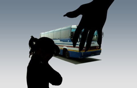 Phẫn nộ: Thiếu nữ bị hiếp dâm tập thể trên xe buýt, tài xế và người xung quanh dửng dưng như không biết gì - Ảnh 1