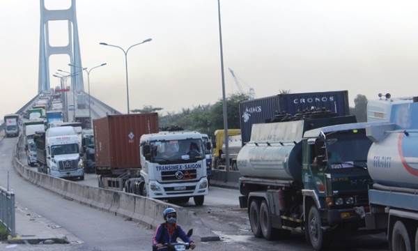 Sài Gòn: Lại xảy ra tai nạn liên hoàn 4 ô tô trên cầu Phú Mỹ - Ảnh 2