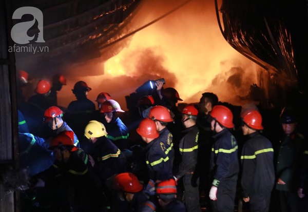 Hà Nội: Cháy lớn tại phố Minh Khai trong đêm Valentine - Ảnh 1
