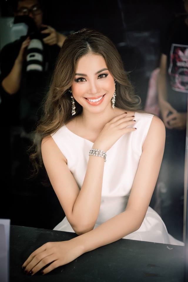 Võ Hoàng Yến và Phạm Hương cùng xuất hiện tại Hoa hậu Hoàn Vũ 2017