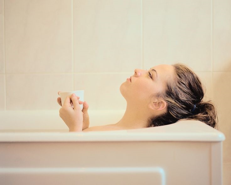 Tắm rửa thường xuyên sẽ hỗ trợ cho quá trình trị hôi nách sau sinh Tắm rửa thường xuyên sẽ hỗ trợ cho quá trình trị hôi nách sau sinh